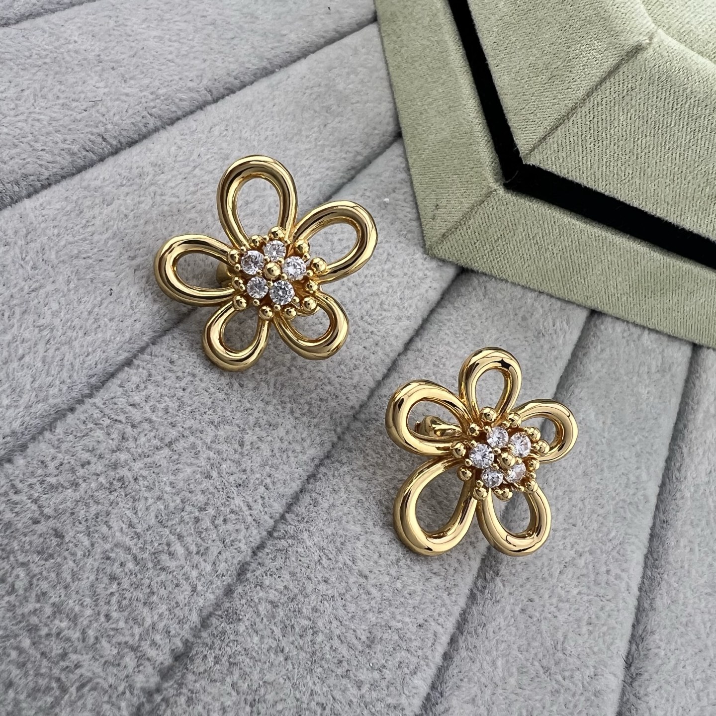 Luxury Gold Flower Necklace with Diamond Center – Van Cleef & Arpels - Image 4