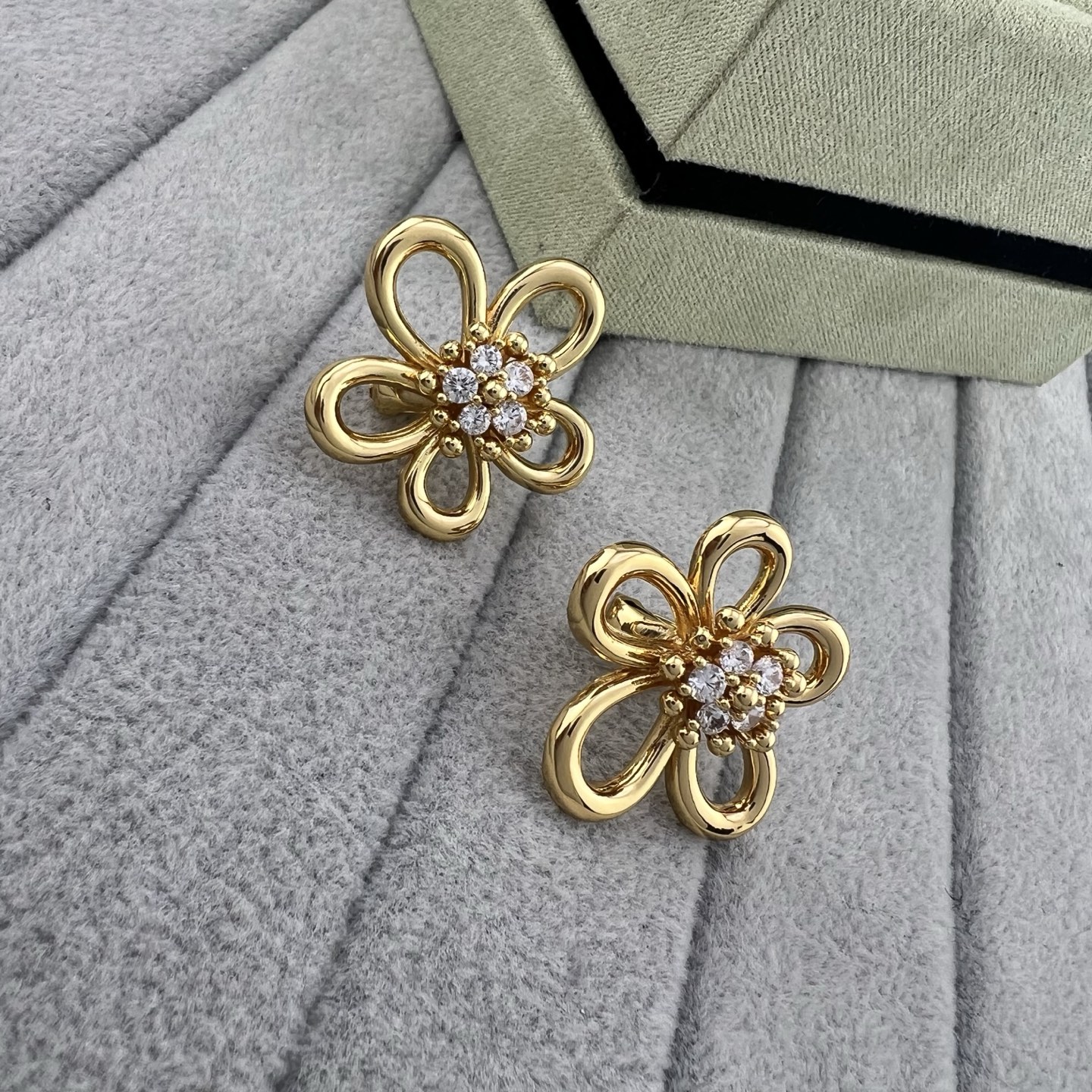 Luxury Gold Flower Necklace with Diamond Center – Van Cleef & Arpels - Image 3