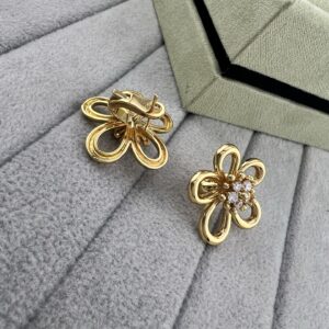 Luxury Gold Flower Necklace with Diamond Center – Van Cleef & Arpels