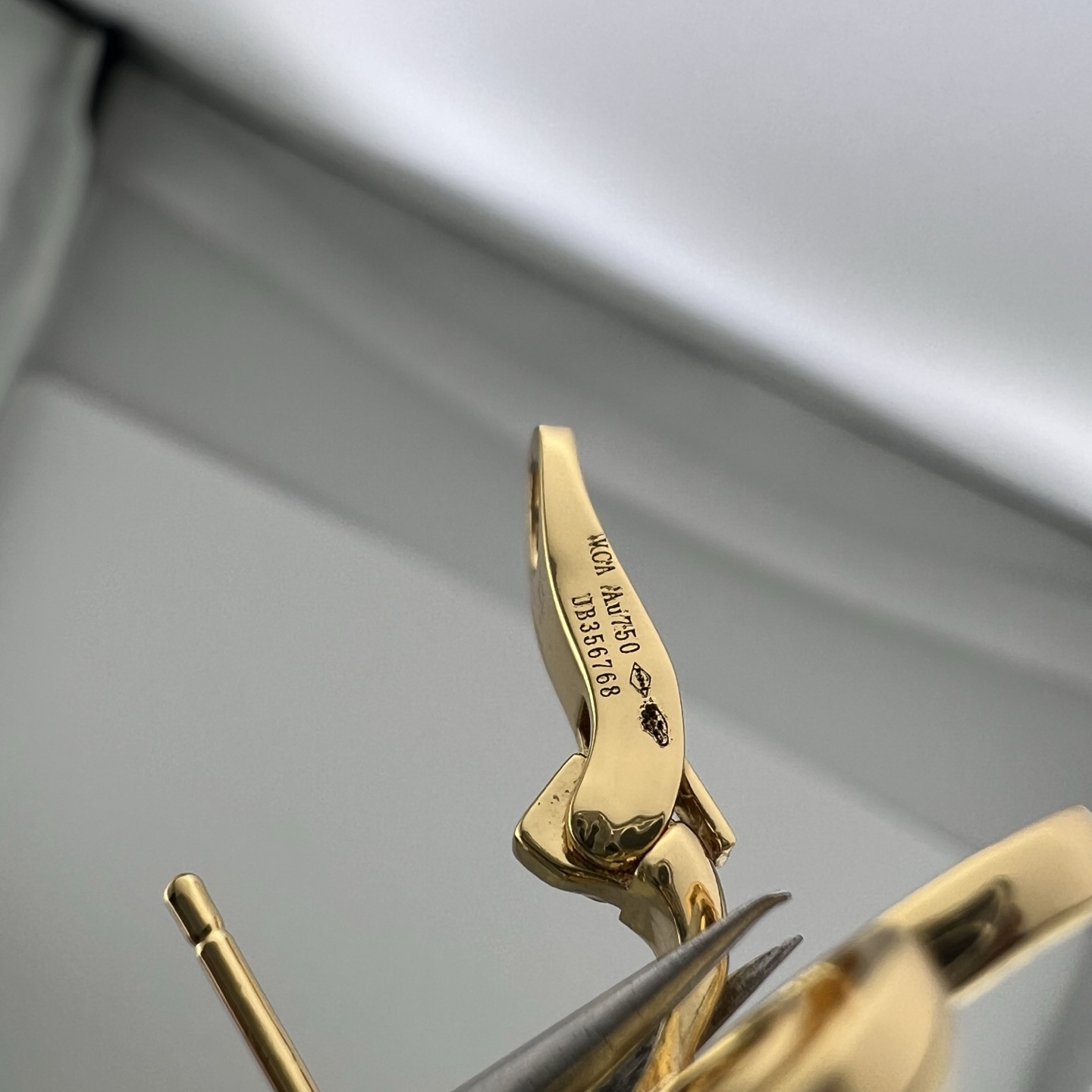 Luxury Gold Flower Necklace with Diamond Center – Van Cleef & Arpels - Image 6