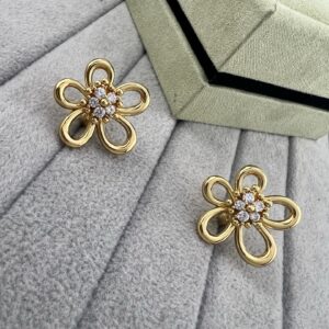 Timeless Bloom: Van Cleef & Arpels Gold Pendant with Sparkling Diamonds