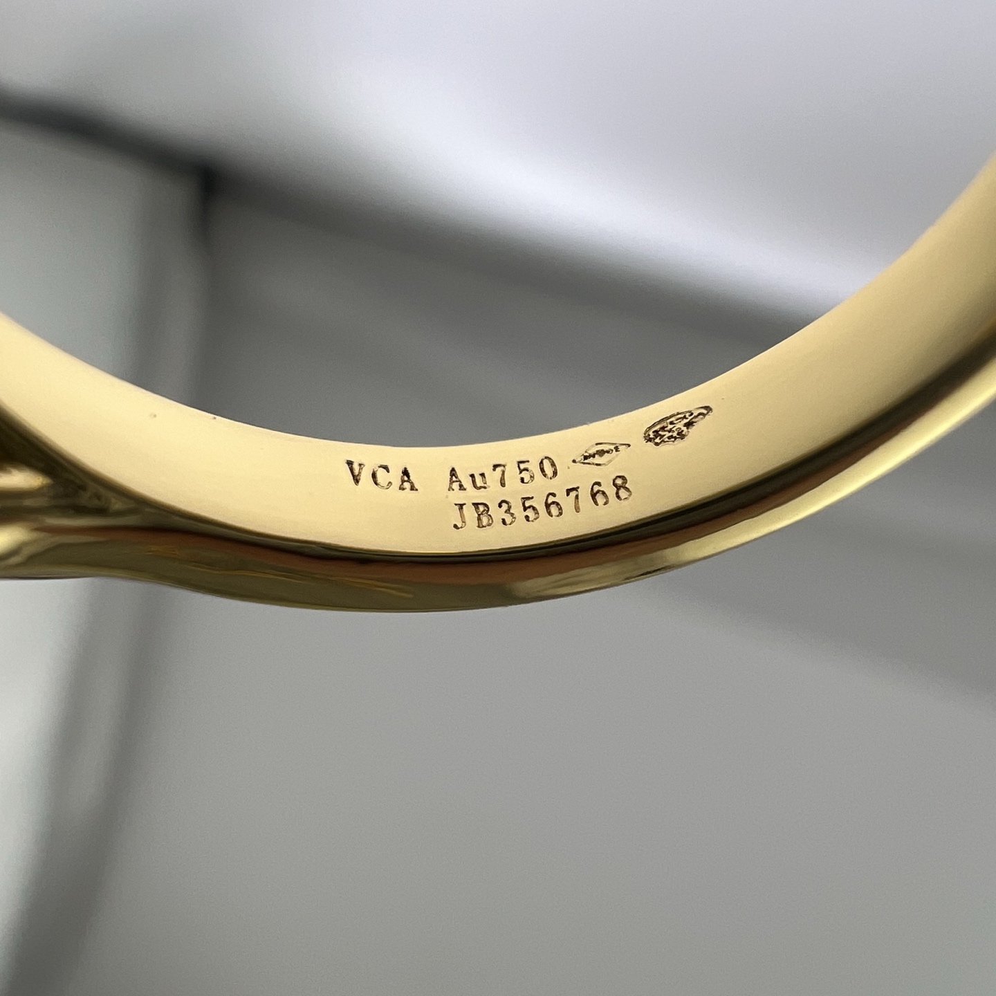 Luxury Gold Flower Necklace with Diamond Center – Van Cleef & Arpels - Image 5